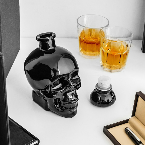 Black skull-shaped carafe (750ml)