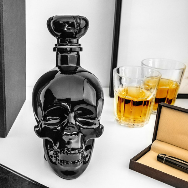 Black skull-shaped carafe (750ml)
