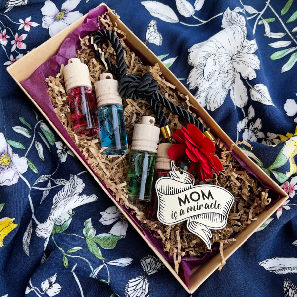 Car scent set "MOM is a miracle" Car scent set "MOM is a miracle"