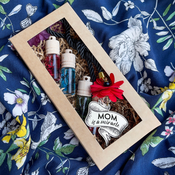 Car scent set "MOM is a miracle" Car scent set "MOM is a miracle"