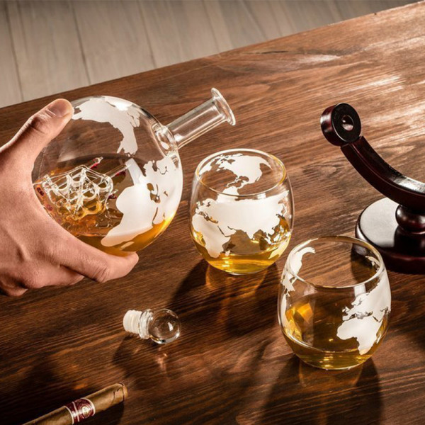 Globe-shaped carafe with 2 glasses Globe-shaped carafe with 2 glasses