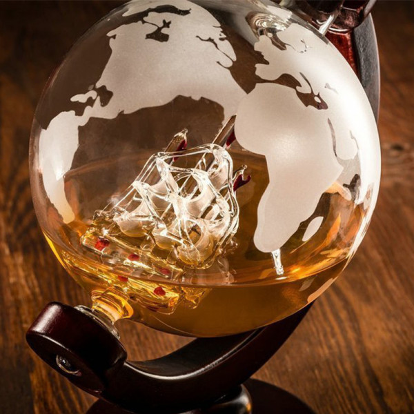 Globe-shaped carafe with 2 glasses Globe-shaped carafe with 2 glasses
