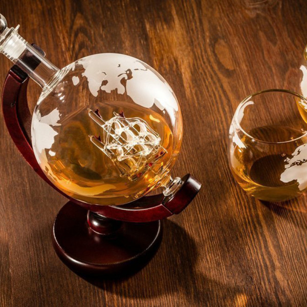 Globe-shaped carafe with 2 glasses Globe-shaped carafe with 2 glasses