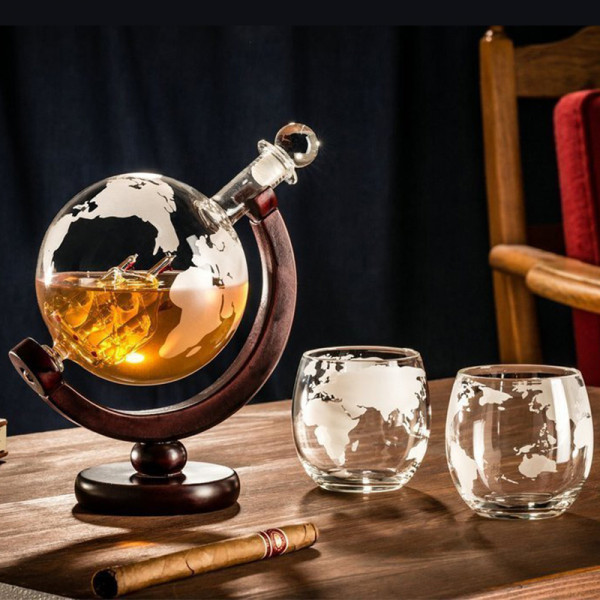 Globe-shaped carafe with 2 glasses Globe-shaped carafe with 2 glasses