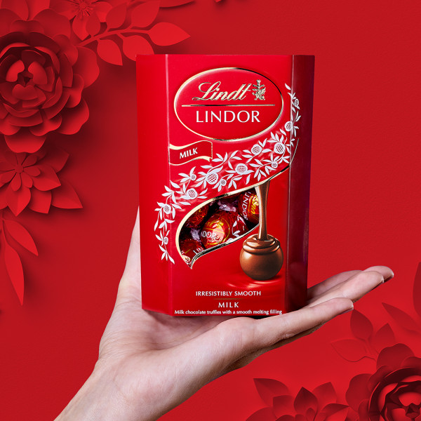 LINDT LINDOR milk chocolate truffles, 200g