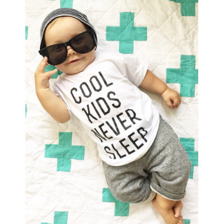 Kids' T-shirt "Cool Kids Never Sleep"